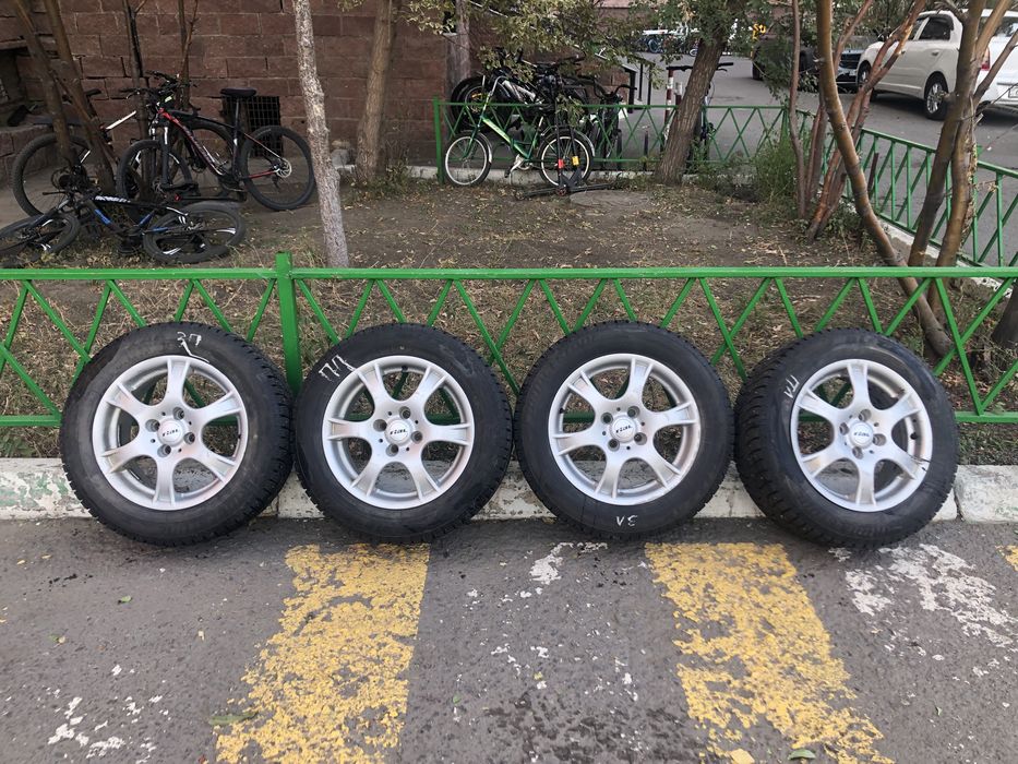 Продается зимняя резина bridgestone шипованная на титановых дисках(15)