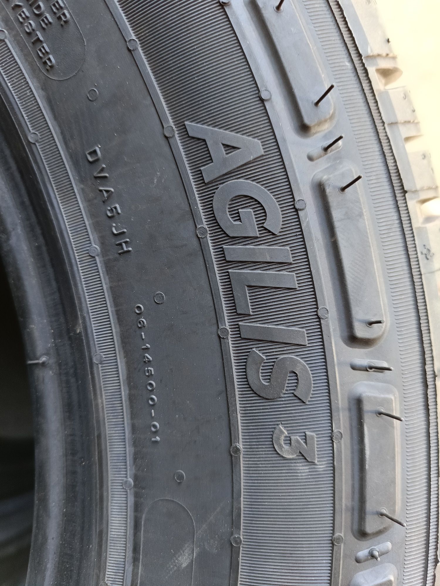 НОВИ БУСОВИ -2024г.--16цола-215/65-1бр.-200лв."MICHELIN AGILS 3"