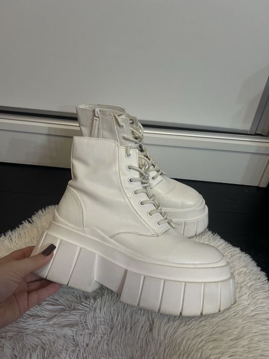 Бели кожени боти bershka
