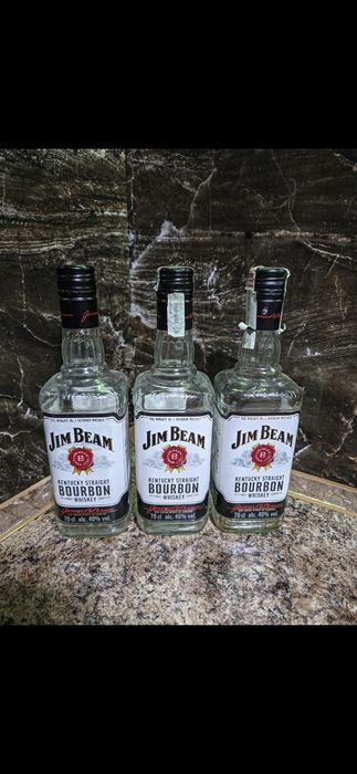 Лот от празни бутилки