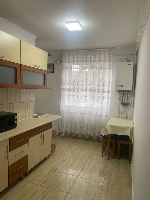 inchiriez apartament 2 camere decomandat