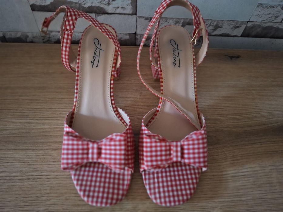Невероятни сандали в червено-бяло каре