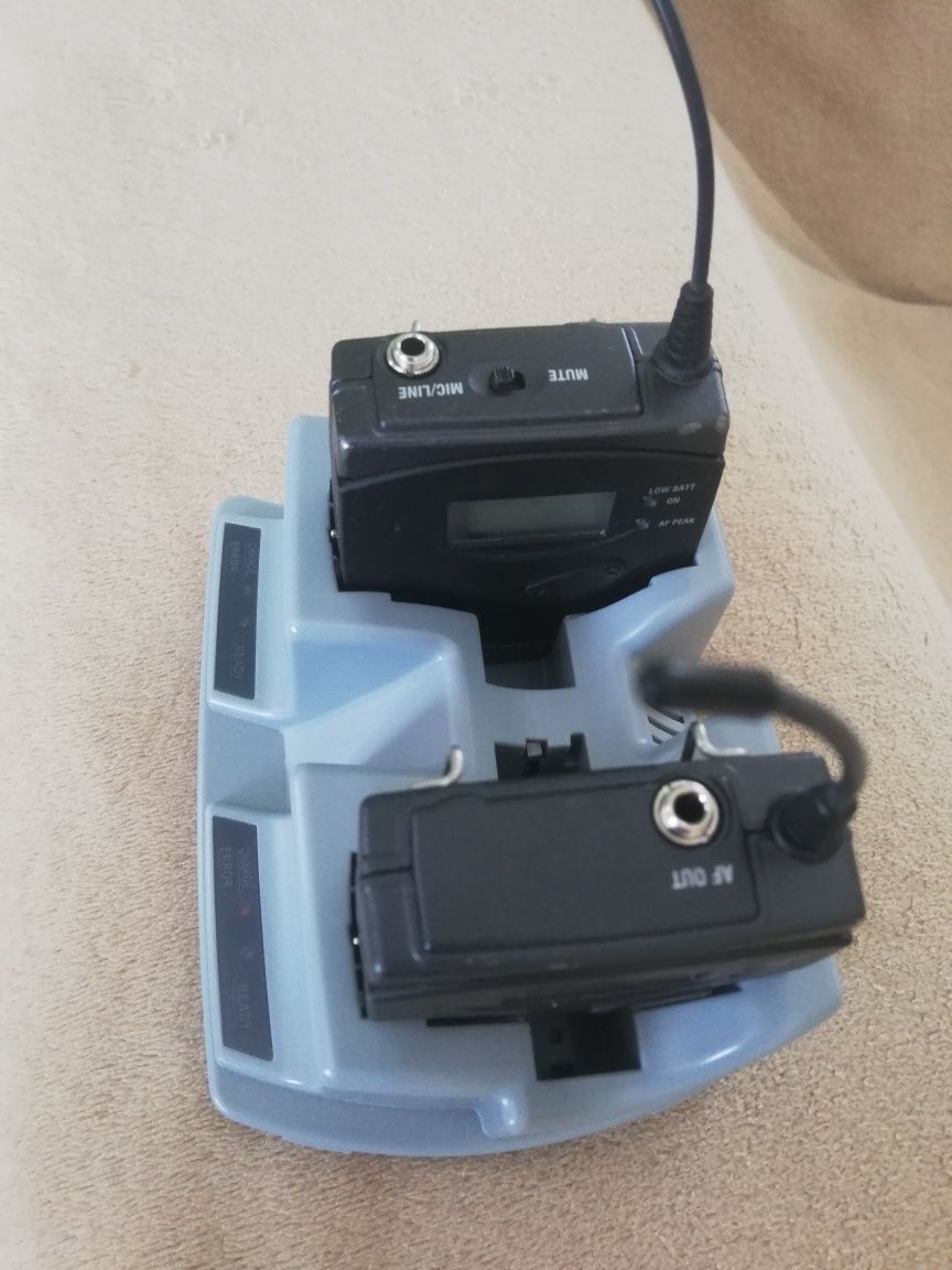 Încărcător baterii acumulatori pentru bodypack microfon Sennheiser