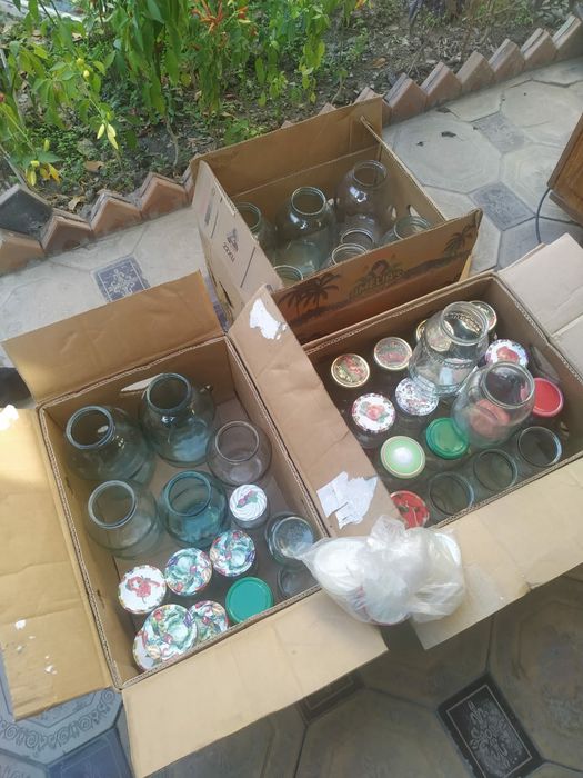 Банки стеклянные 0.5;  1;  1.5;  2 и 3 литр с резьбой и без резьбы