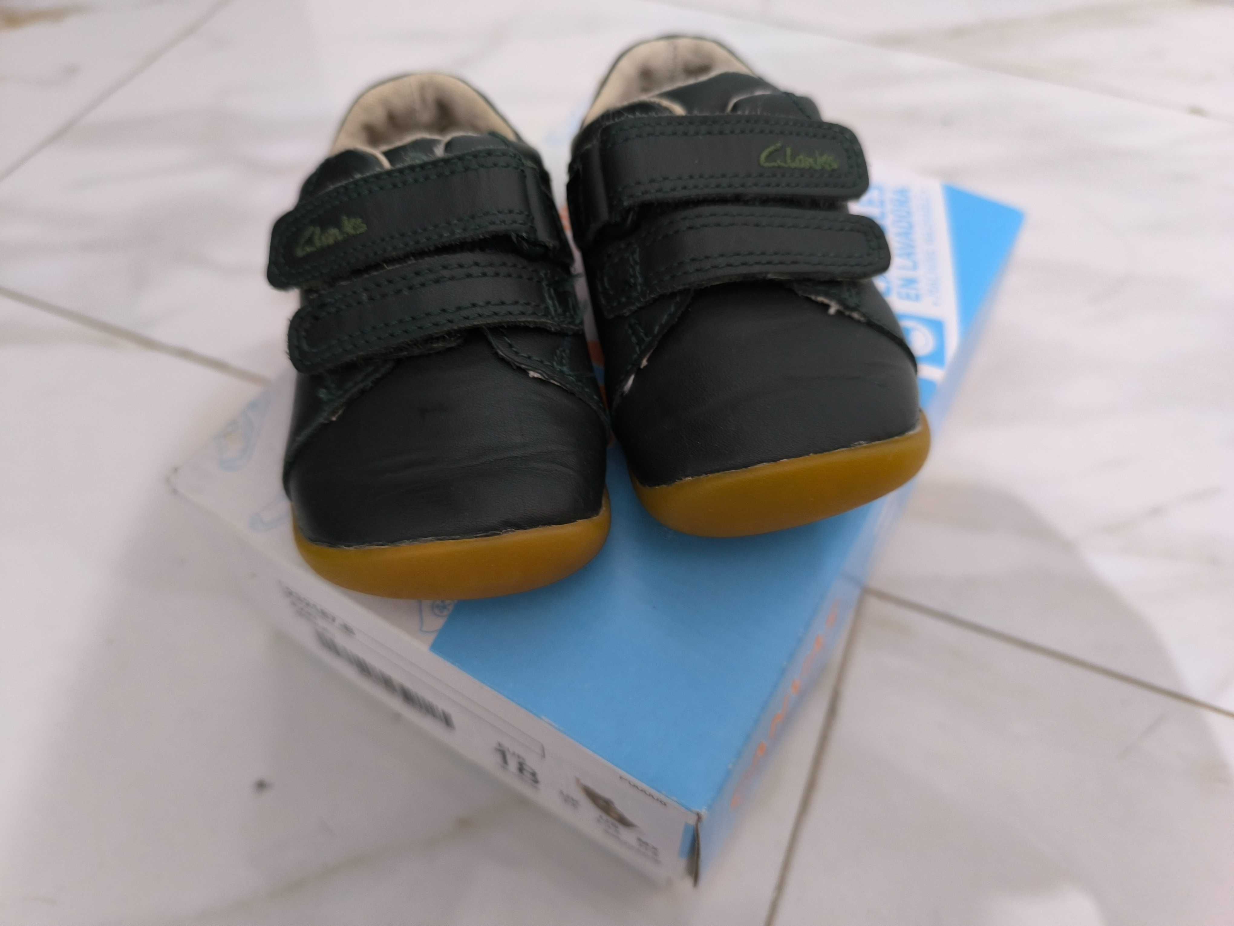 Обувки за прохождане на Clarks -номер 18