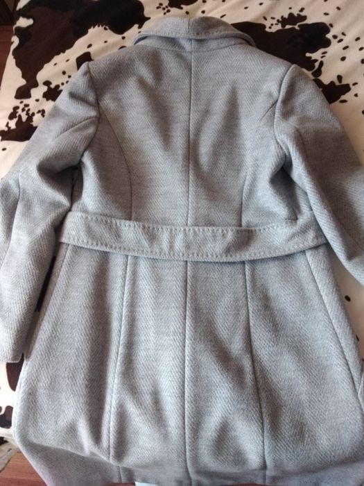 Тънко синьо палто.