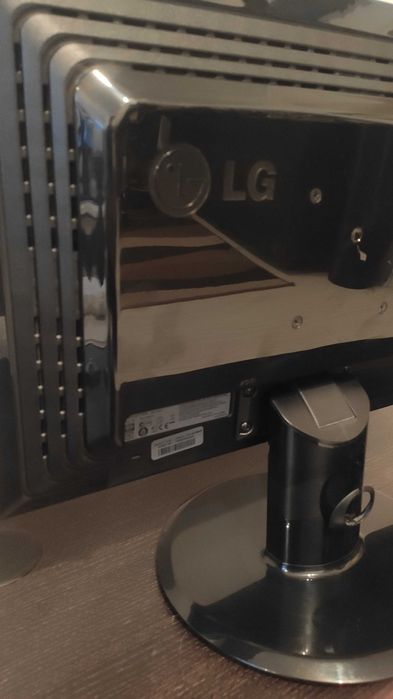 Монитор LG Flatron L196WTQ-SF