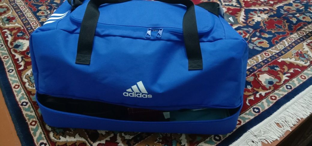 Сумка спортивная"Adidas"оригинал.