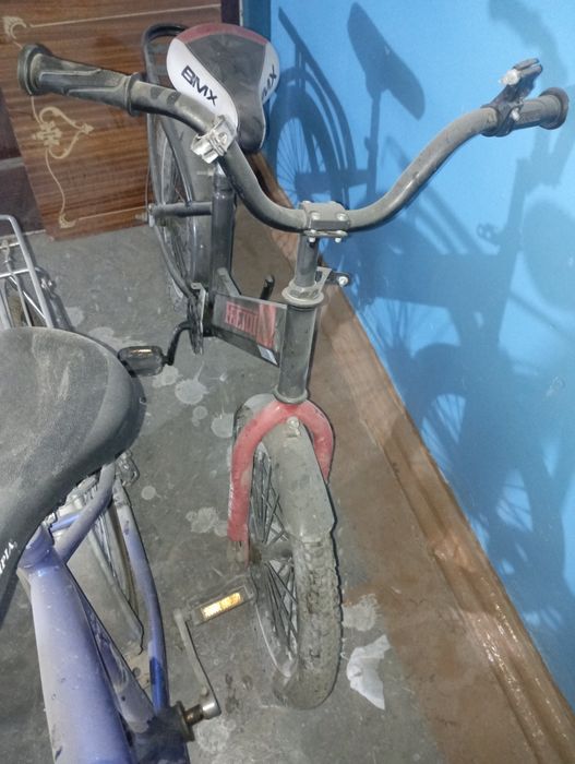 Velosiped sotiladi. Qizil va koʻk