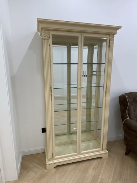 Сервант-витрина с подсветкой