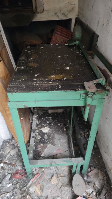 Гилотина за рязане на тънка ламарина