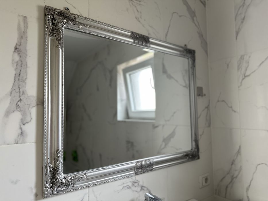 Oglinda cu model decorativ impecabila