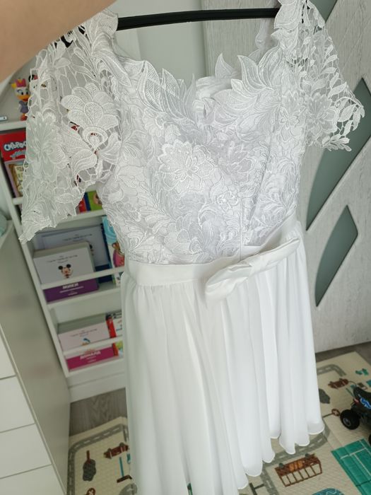 Бяла официална рокля с паднали рамене и дантела