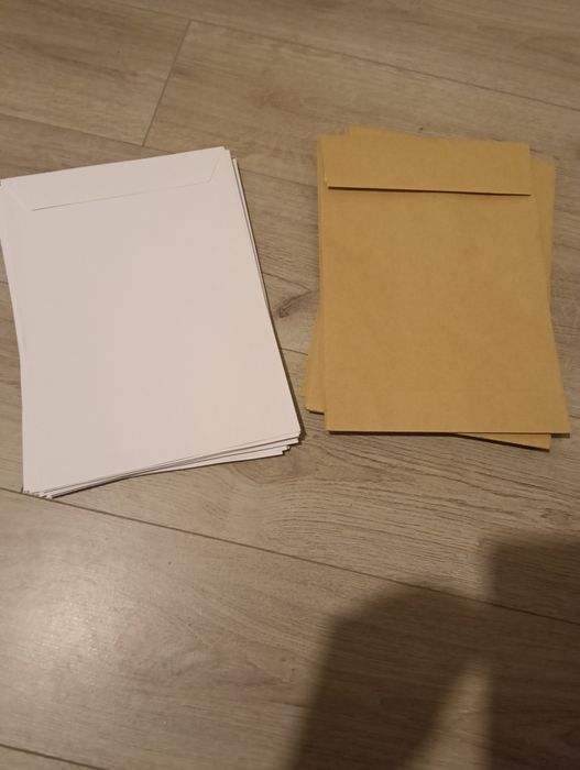 70 plicuri noi mari albe și maro. La 75 lei.