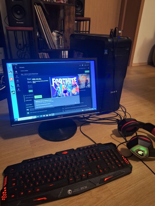 PC gaming  Calculator complet ( monitor + casti + tastatura + mouse +
