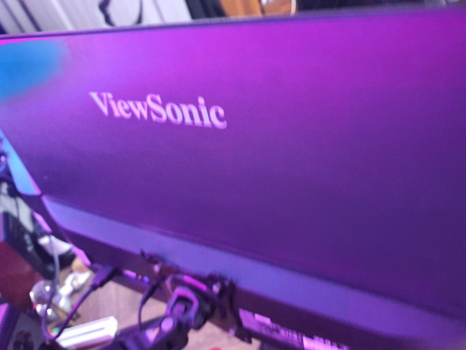 Doua Display uri 100hz 1080p