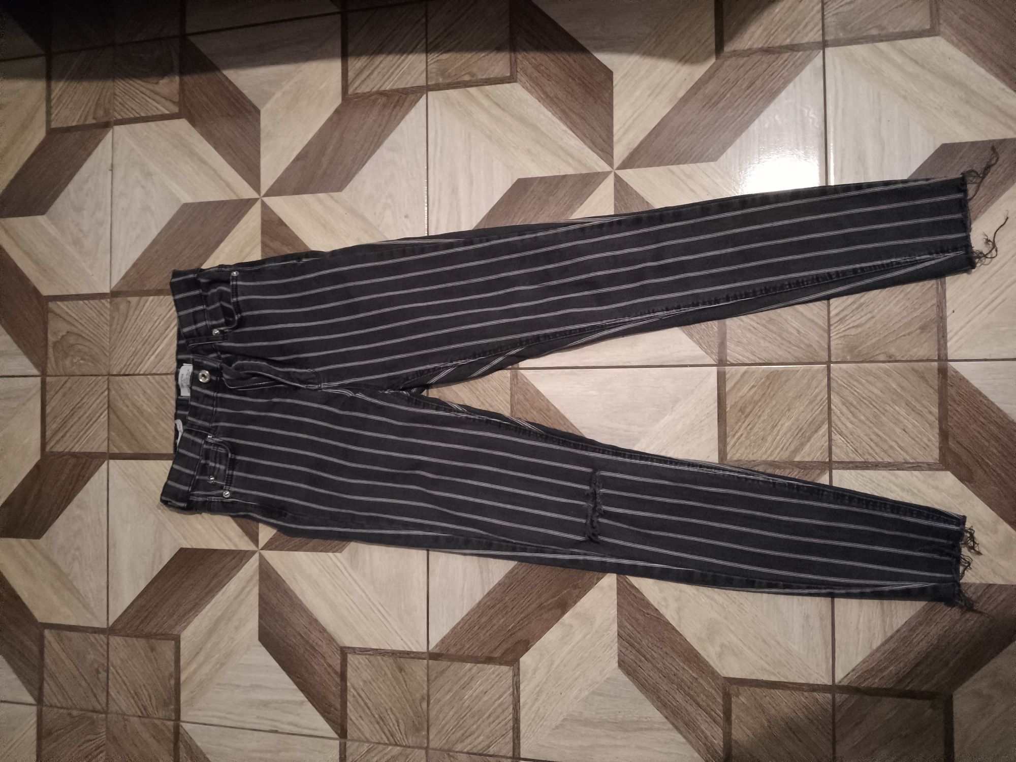 Blugi elastici de la Bershka