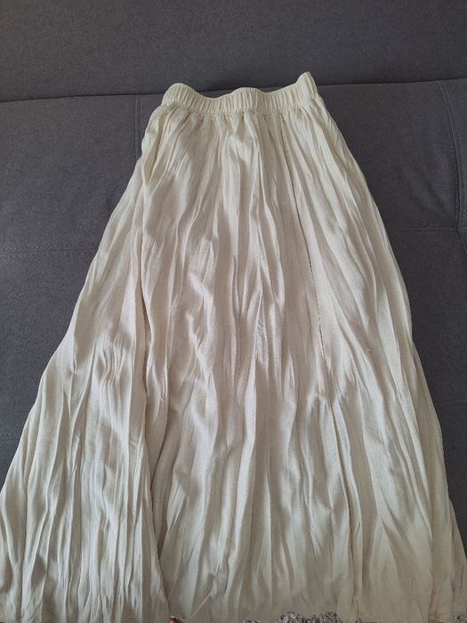 белая рельефная юбка