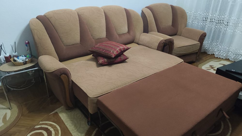 Set canapea cu 2 fotolii  extensibile toate trei piesele