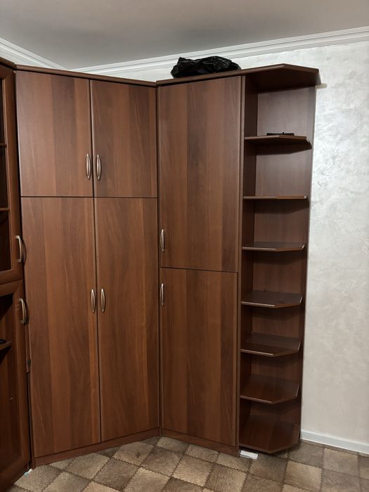 Шкафы с полками.