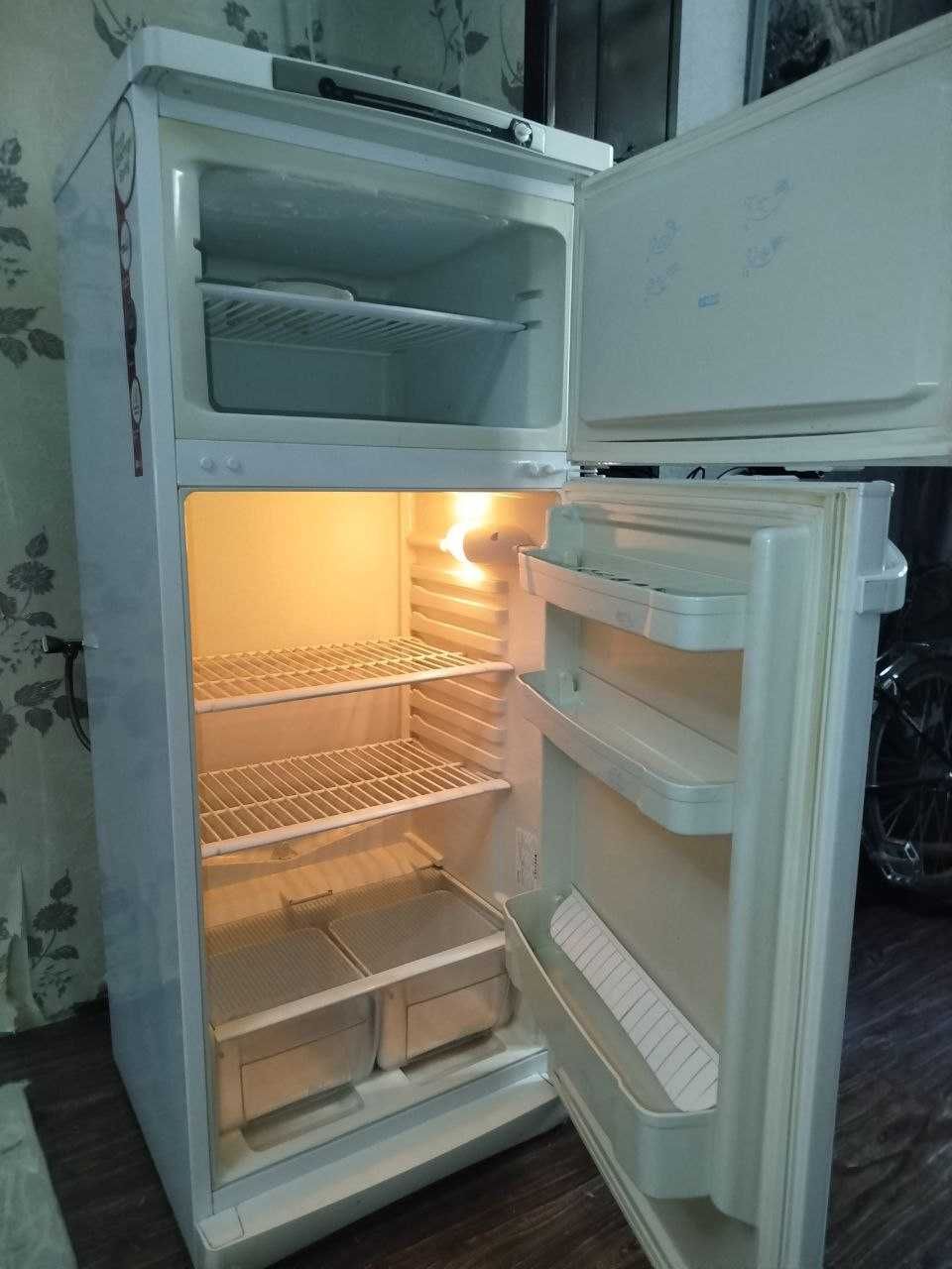 Продается свой двухкамерный холодильник INDESIT