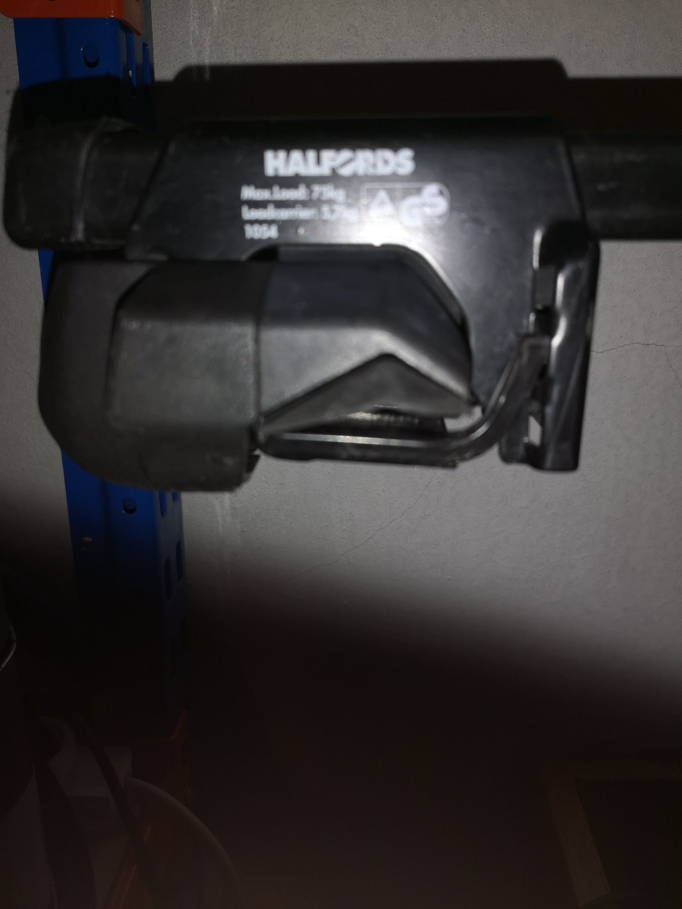 Продавам греди багажник Halfords 1054