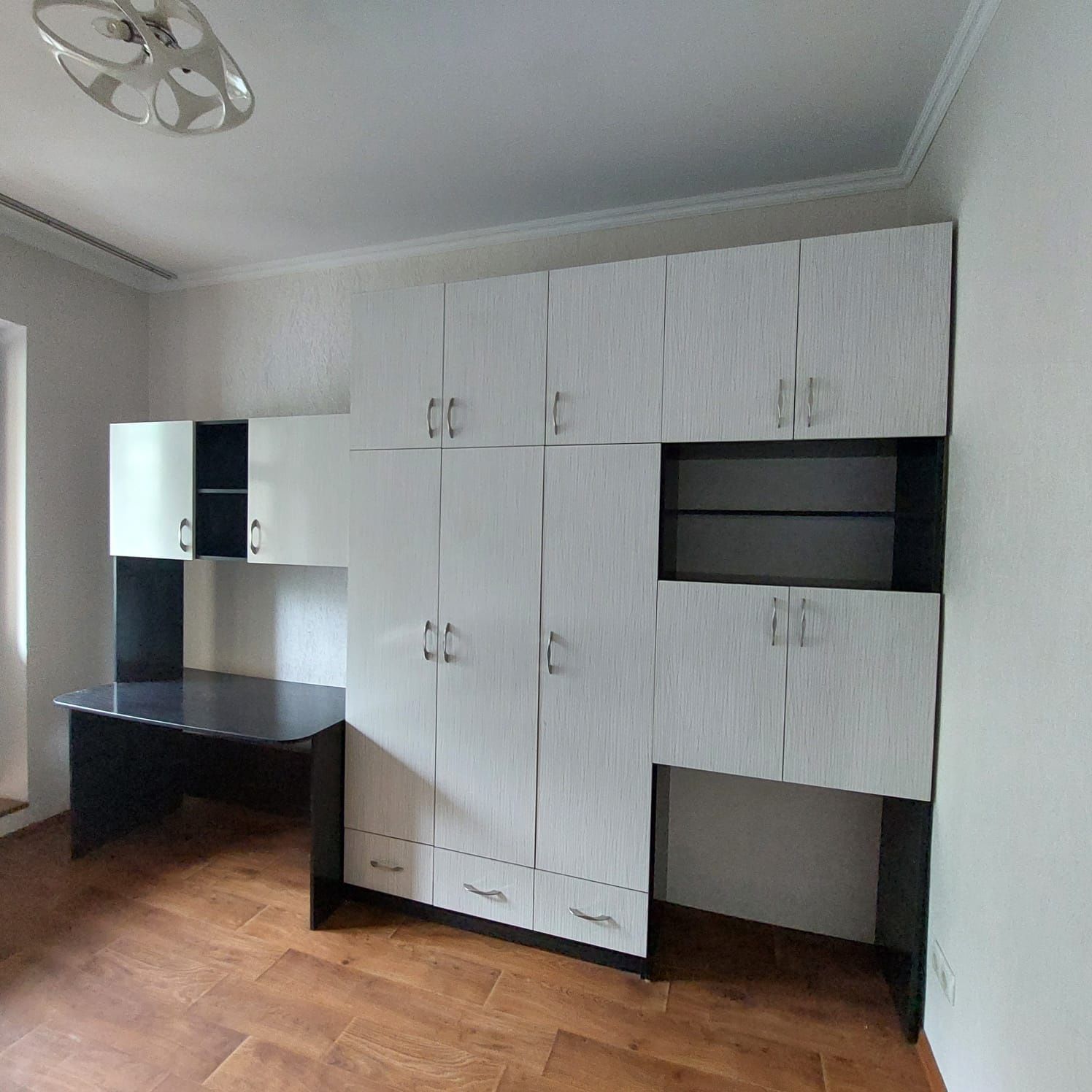 Срочно продается встроенный шкаф со столом