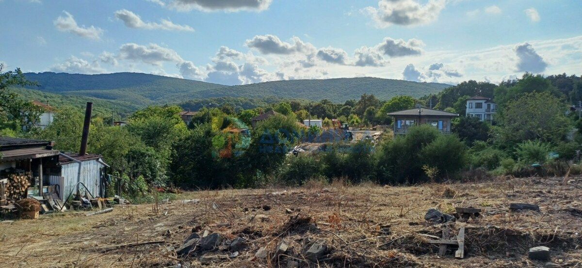 УПИУрегулиран Поземлен Имот в централната част на село Изгрев.