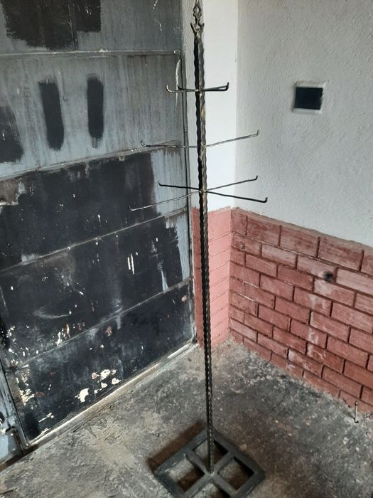 Vând rafturi,stalaje pentru haine