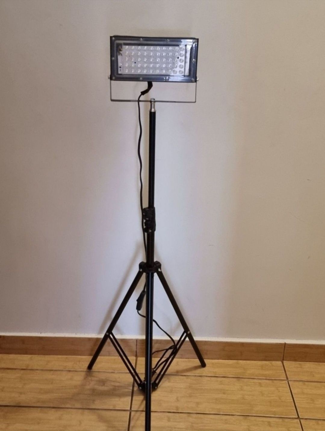Set iluminat cu reflector led + trepied - 220v-100w