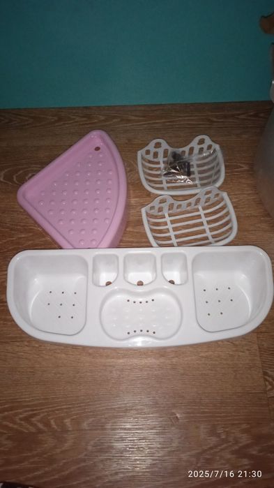 Селиконовые формы ,полочки для ванной,кострюля, почти даром.