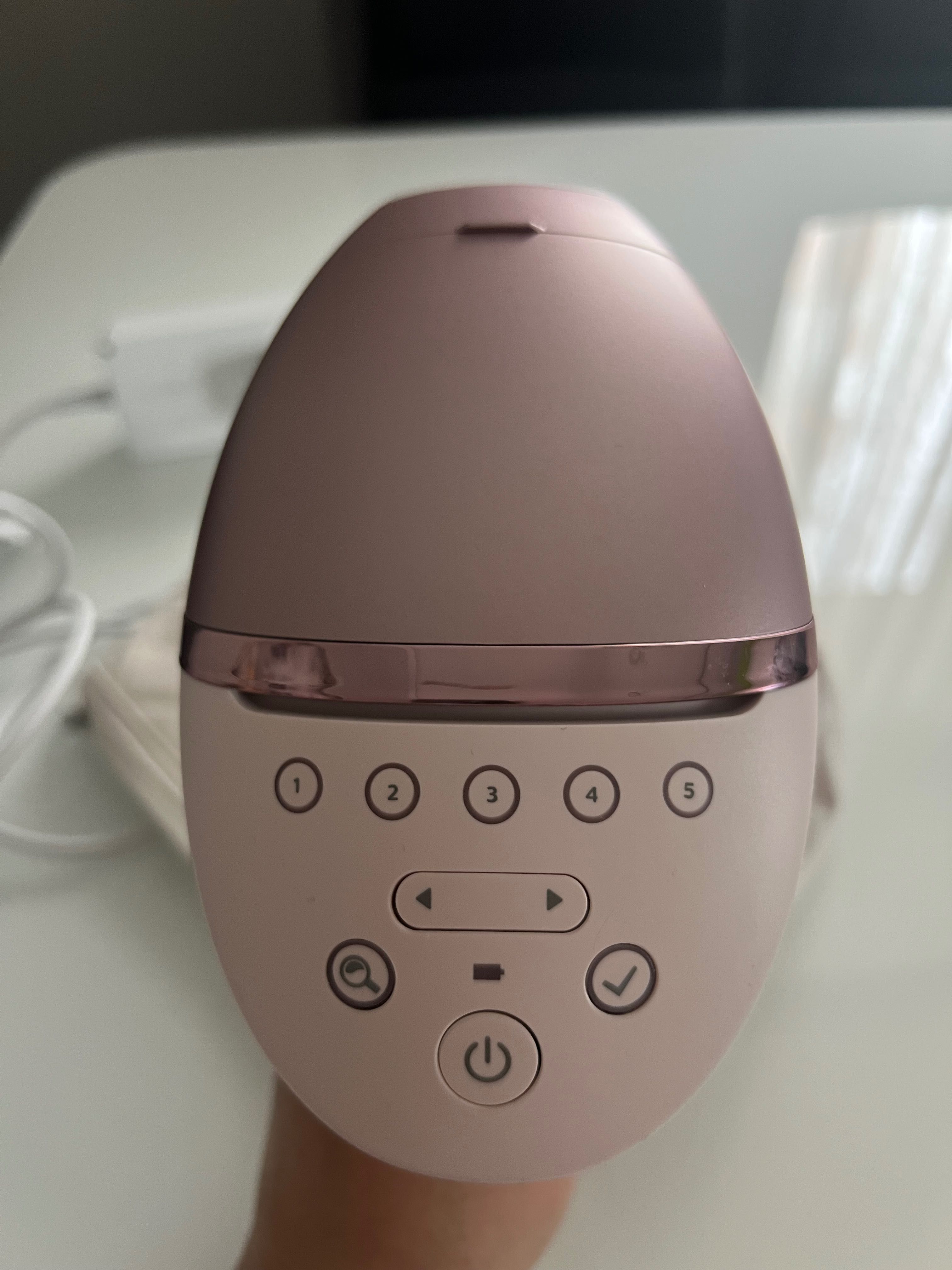 Фотоепилатор Philips Lumea Seria 9000 BRI958