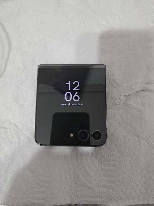 Samsung Galaxy Z Flip5 – Stare excelentă,