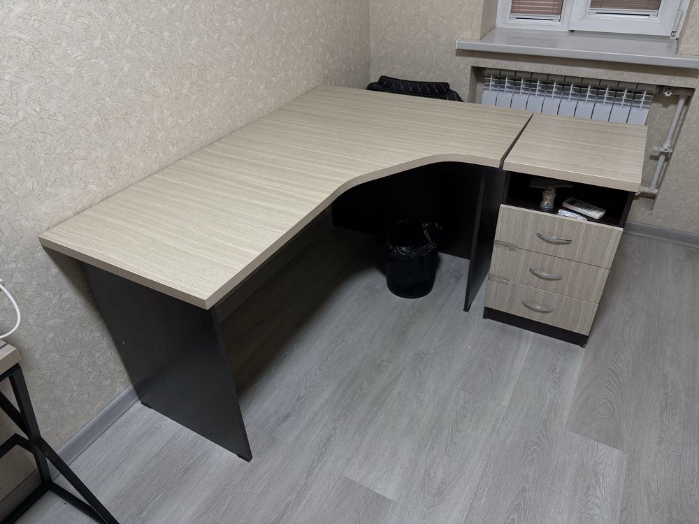 Стол с тумбочкой