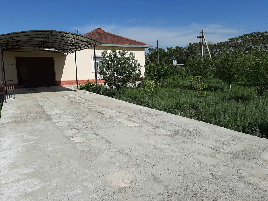 Karmana tumani Malikrabot qo’rg’onida 12 sotxli hovli sotiladi.