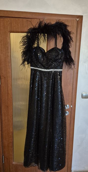 Черна дълга рокля с щраусови пера