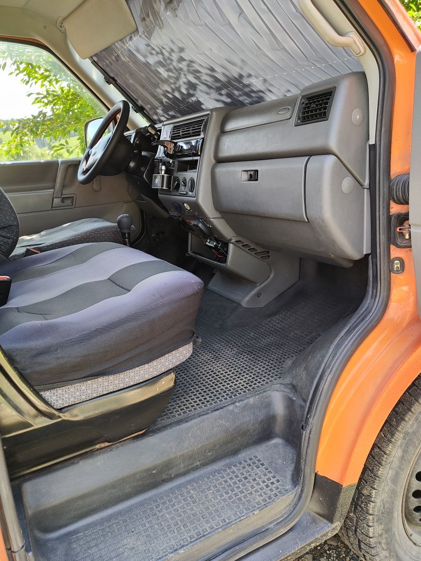 Volkswagen T4 transformat în camper