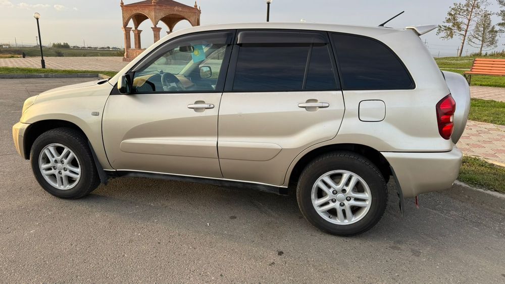 Автомобиль тайота рав 4