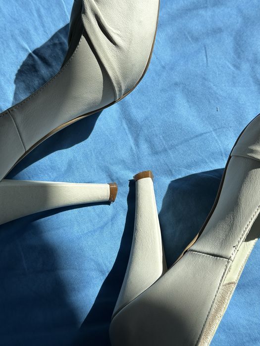 Pantofi albi decupati in fata, masura 36