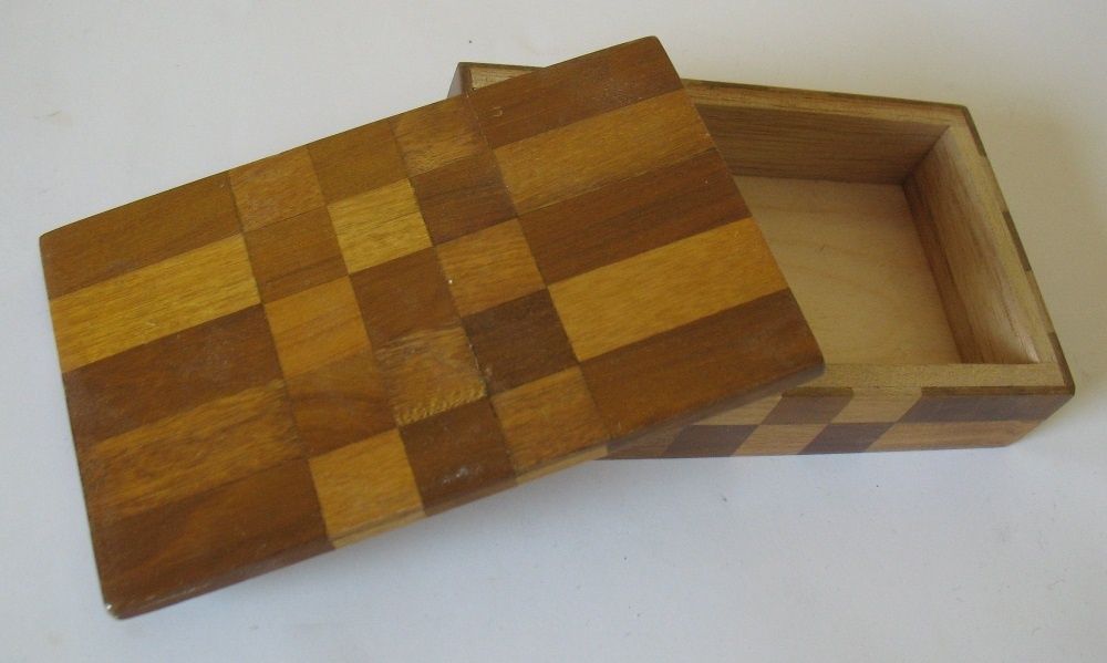 Красива сувенирна кутия с български мотиви