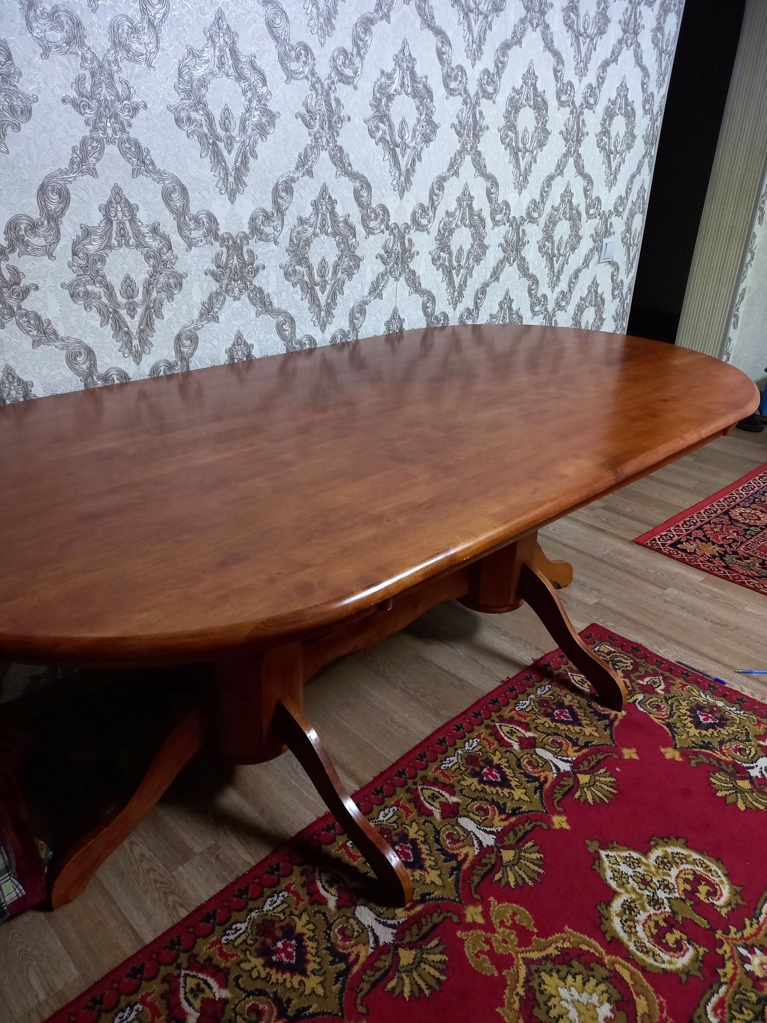 Продам стол Малайзия в отличном состоянии. Размеры метр на два.