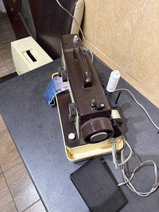 Masina de cusut brodat surfilat automata Pfaff Kayser coase la gros