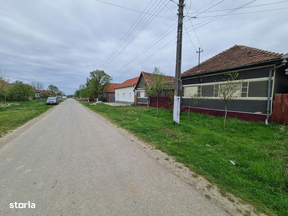 Vand Casa in Loc. Manerau Jud.Arad zona centrala, la 64 km Arad