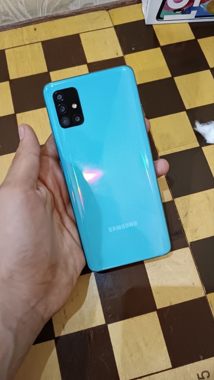 Samsung a51. Holati 10/10. 2 case.+зарядка оригинал