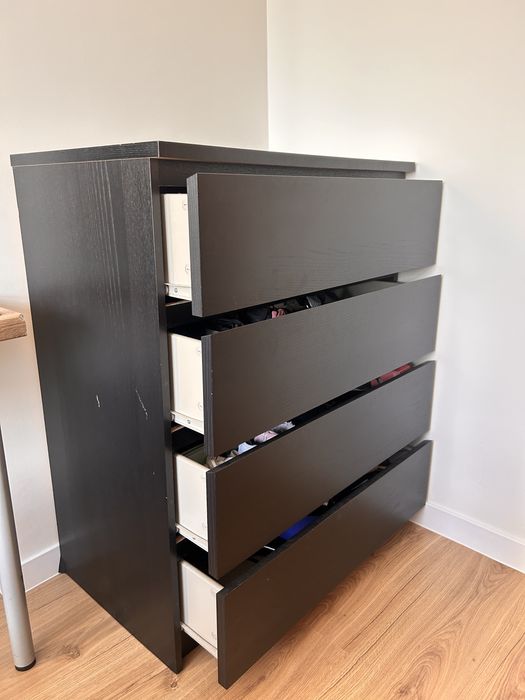 Спалня с матрак 180х200, голям гардероб с надстройка и скрин