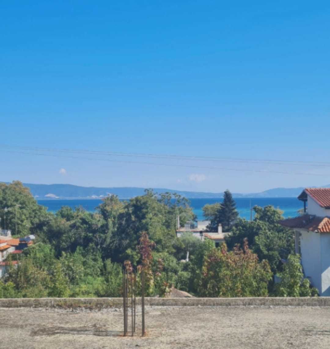 Продава строеж с обща площ 320 м2 и двор 400 м2 в Ставрос, Гърция