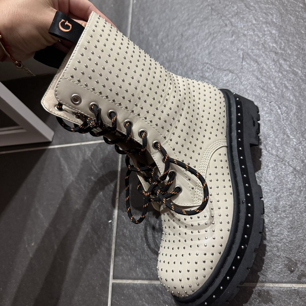 Равни боти Guess