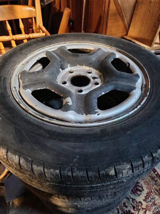 Vând 4 jante  cu cauciucuri pe 16 inch pentru Duster