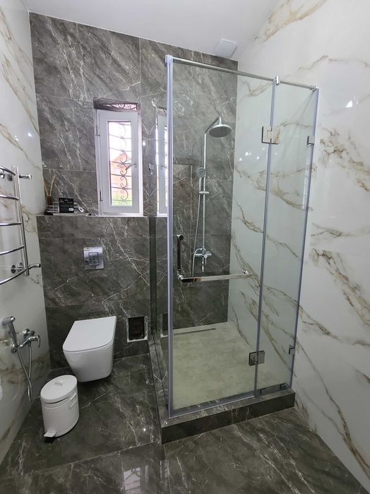 Угловая душевая кабина, ограждение из стекла!