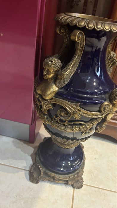 Vând vază din ceramica cobalt albastru si ornamente din bronz.